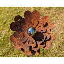 Rostige Metall Blume mit Edelstahlkugel als Rostdeko f&uuml;r den Garten