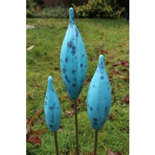 Blaue Spitzen aus Keramik für den Garten