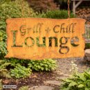 Rost Gartenschild Grill und Chill Lounge h&auml;ngt im Garten, im Hintergrund zwei Gartenst&uuml;hle