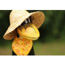 Figur aus Keramik f&uuml;r den Garten mit gelbem Halstuch