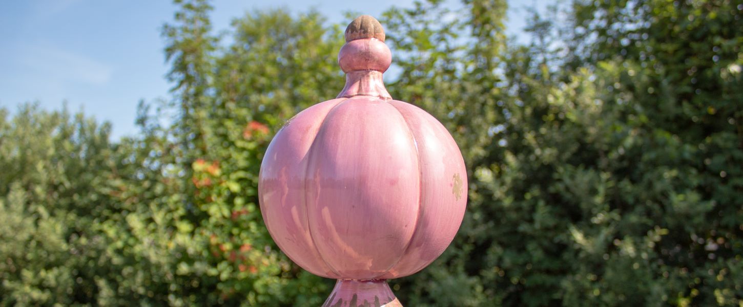 Gartenkugel aus Keramik rosa